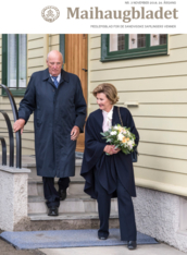 Kongeparet p&aring; vei ned trappen fra dronningens barndomshjem p&aring; Maihaugen.